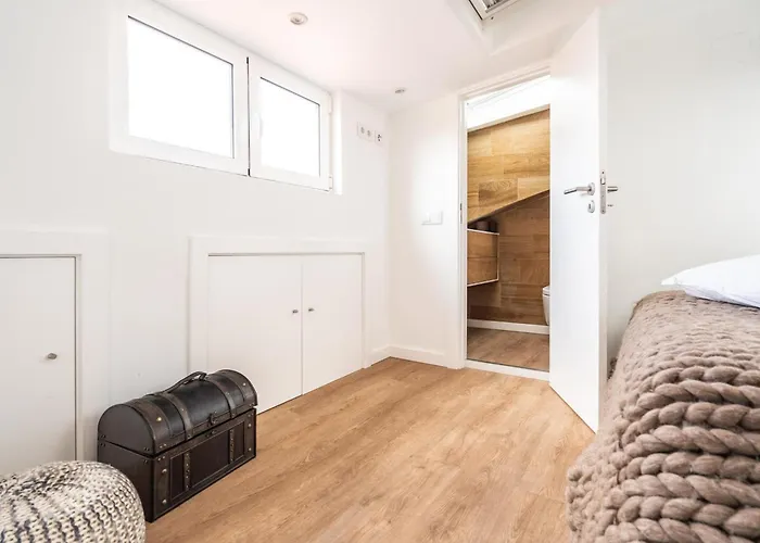 Akicity Alfama Ruby *